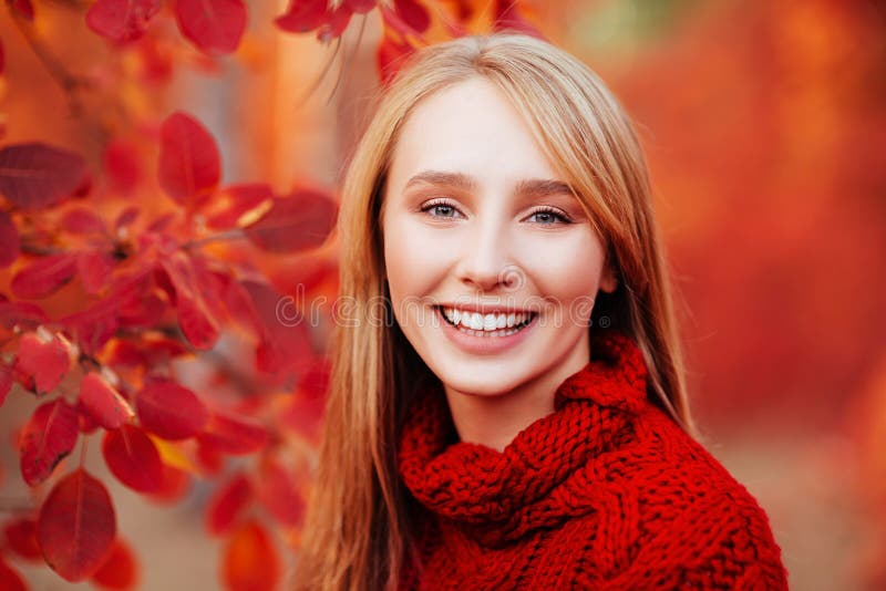 Nahes hohes Porträt eines schönen Mädchens nahe buntem Herbstlaub lizenzfreie stockfotografie Nahes hohes Porträt eines schönen Mädchens nahe buntem Herbstlaub lizenzfreie stockfotografie