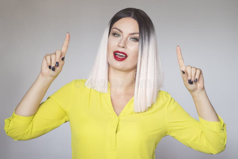Nahes hohes Porträt von jungen schönen Blondinen über grauem Hintergrund stockbild Nahes hohes Porträt von jungen schönen Blondinen über grauem Hintergrund stockbild