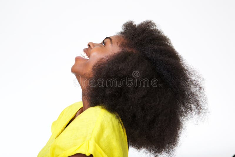 Nahes hohes Profilporträt der attraktiven jungen schwarzen Frau mit dem Afrohaarlachen stockbild Nahes hohes Profilporträt der attraktiven jungen schwarzen Frau mit dem Afrohaarlachen stockbild