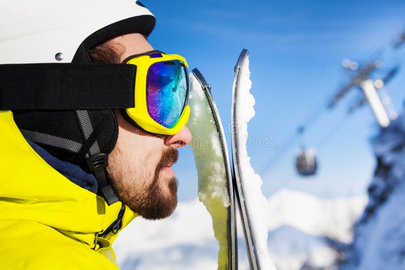 Nahes Porträt des Profils des Skifahrermannes lizenzfreie stockfotografie Nahes Porträt des Profils des Skifahrermannes lizenzfreie stockfotografie