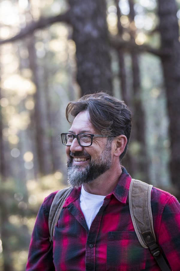 Nahportrait eines selbstbewussten Bärenmanns in einem Parkplatz. Profil junge ansehnliche lächelnde bärtige junge erwachsene Hipst lizenzfreie stockfotografie