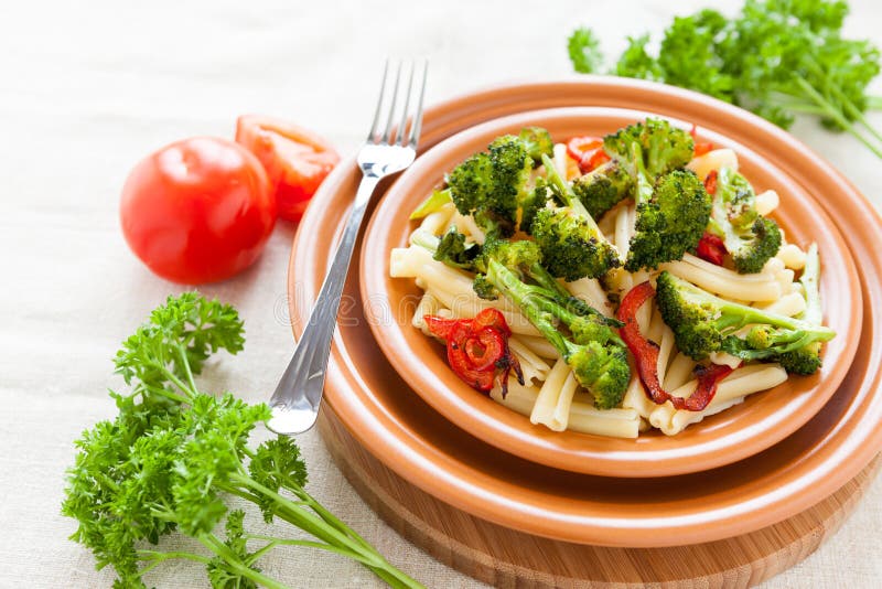 Nahrhafte Teigwaren mit gebratenem Gemüse Brokkoli und Pfeffer
