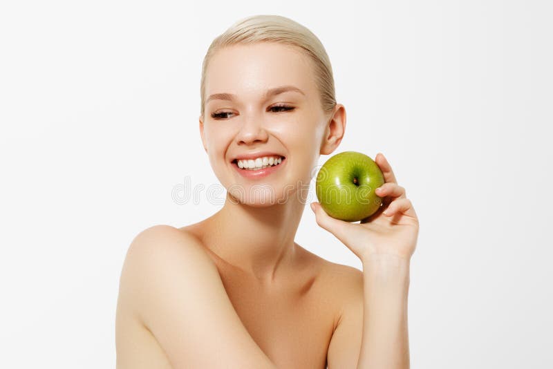 Nahrung der gesunden Di?t Nahaufnahme-Porträt der schönen glücklichen lächelnden jungen Frau mit perfektem Lächeln, weiße Zähne u lizenzfreie stockfotografie Nahrung der gesunden Di?t Nahaufnahme-Porträt der schönen glücklichen lächelnden jungen Frau mit perfektem Lächeln, weiße Zähne u lizenzfreie stockfotografie