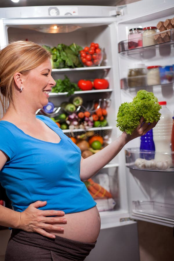 Nahrung und Diät während der Schwangerschaft Schwangere Frau stehendes nea lizenzfreie stockfotos Nahrung und Diät während der Schwangerschaft Schwangere Frau stehendes nea lizenzfreie stockfotos
