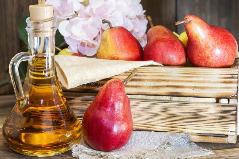Nahrung, Vegetarismus, Nahrung der gesunden Diät, Getränk Natürlicher Saft ohne Masse von der frischen roten Birne in einem Glasd stockfotos Nahrung, Vegetarismus, Nahrung der gesunden Diät, Getränk Natürlicher Saft ohne Masse von der frischen roten Birne in einem Glasd stockfotos