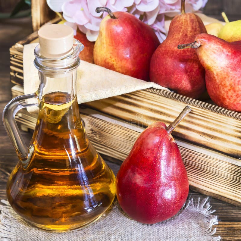 Nahrung, Vegetarismus, Nahrung der gesunden Diät, Getränk Natürlicher Saft ohne Masse von der frischen roten Birne in einem Glasd lizenzfreie stockfotografie Nahrung, Vegetarismus, Nahrung der gesunden Diät, Getränk Natürlicher Saft ohne Masse von der frischen roten Birne in einem Glasd lizenzfreie stockfotografie