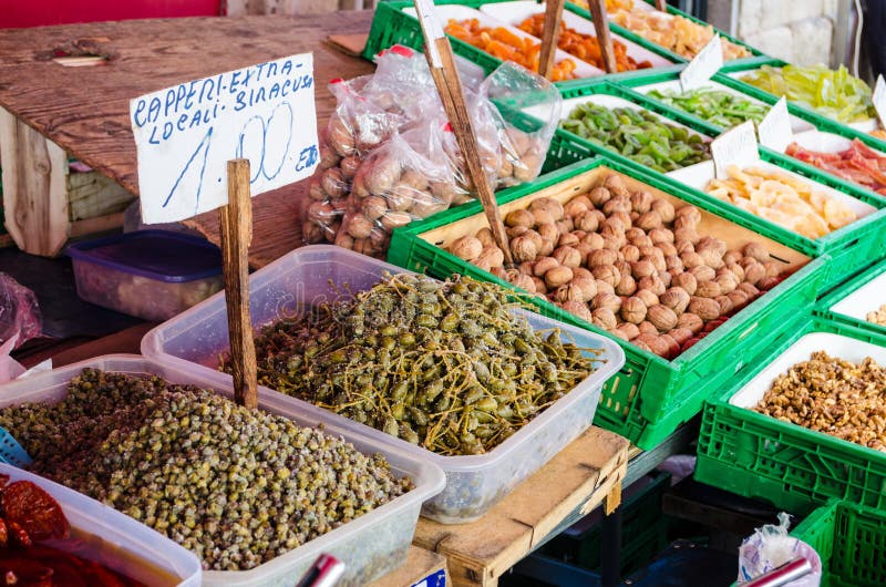 Nahrungsmittel für Verkauf am Markt lizenzfreie stockbilder Nahrungsmittel für Verkauf am Markt lizenzfreie stockbilder