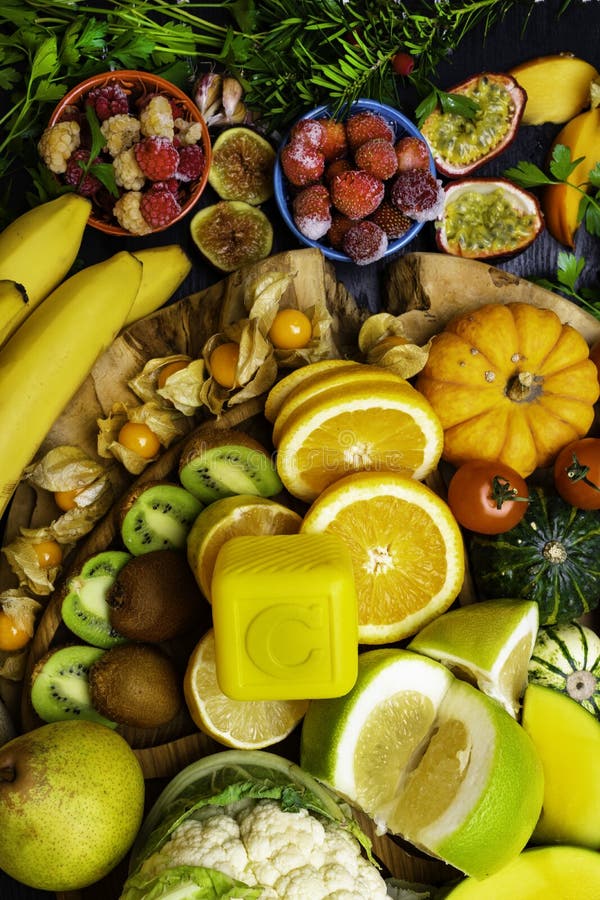 Nahrungsmittel hoch im Vitamin C auf einem hölzernen Brett Gesundes Essen lizenzfreies stockfoto Nahrungsmittel hoch im Vitamin C auf einem hölzernen Brett Gesundes Essen lizenzfreies stockfoto