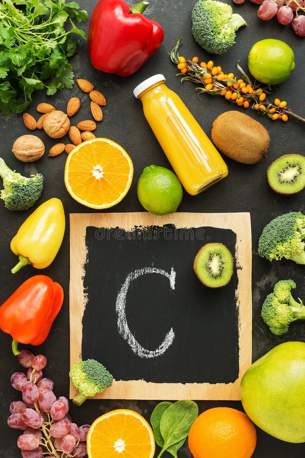 Nahrungsmittel hoch im Vitamin C auf einem schwarzen rustikalen Steinhintergrund Draufsicht, flache Lage stockbilder Nahrungsmittel hoch im Vitamin C auf einem schwarzen rustikalen Steinhintergrund Draufsicht, flache Lage stockbilder