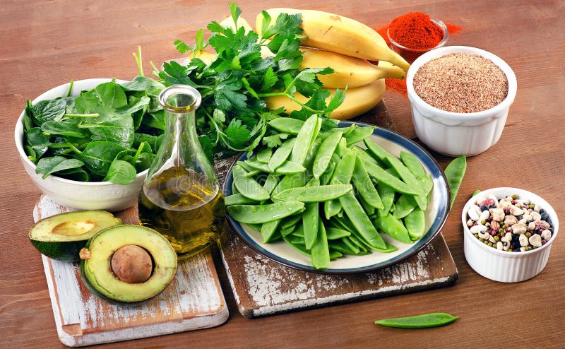 Nahrungsmittel am höchsten in Vitamin K auf einem hölzernen Brett Gesundes Essen stockfotografie Nahrungsmittel am höchsten in Vitamin K auf einem hölzernen Brett Gesundes Essen stockfotografie