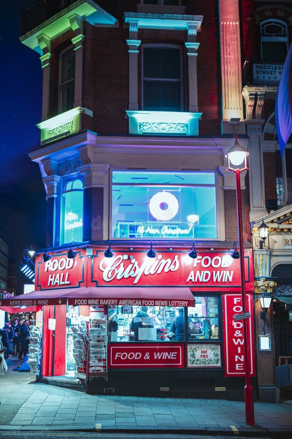 Nahrungsmittel- und Weingemischtwarenladenfenster nahe Chinatown nachts, Westminster, London, England, Vereinigtes Königreich, Eu stockbild Nahrungsmittel- und Weingemischtwarenladenfenster nahe Chinatown nachts, Westminster, London, England, Vereinigtes Königreich, Eu stockbild