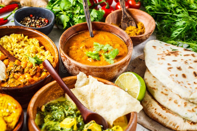 Nahrungsmitteltraditionelle indische Küche Dal, palak paneer, Curry, Reis, Chapati, Chutney in den hölzernen Schüsseln auf weißem stockfotografie Nahrungsmitteltraditionelle indische Küche Dal, palak paneer, Curry, Reis, Chapati, Chutney in den hölzernen Schüsseln auf weißem stockfotografie