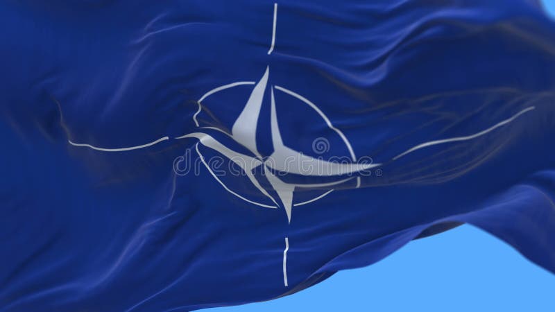 nahtloser Abschluss 4k oben des langsamen Wellenartig bewegens NATO-Flagge in Wind Alphakanal eingeschlossen