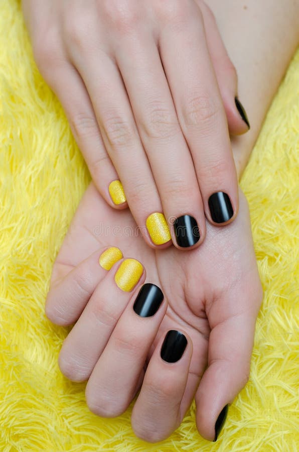 Age of Nails - 💛🖤 Black × Yellow 🖤💛 . . . Book: Acrylics +... | Facebook