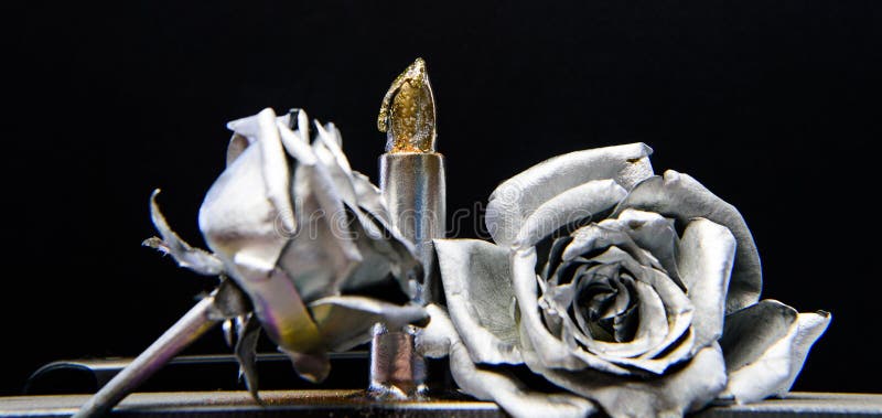 nailfile sk?nhet spikar den polerande salongen Metallisk läppstift för glamour Retro design f?r tappning rikedom och rikedom grun royaltyfri foto nailfile sk?nhet spikar den polerande salongen Metallisk läppstift för glamour Retro design f?r tappning rikedom och rikedom grun royaltyfri foto