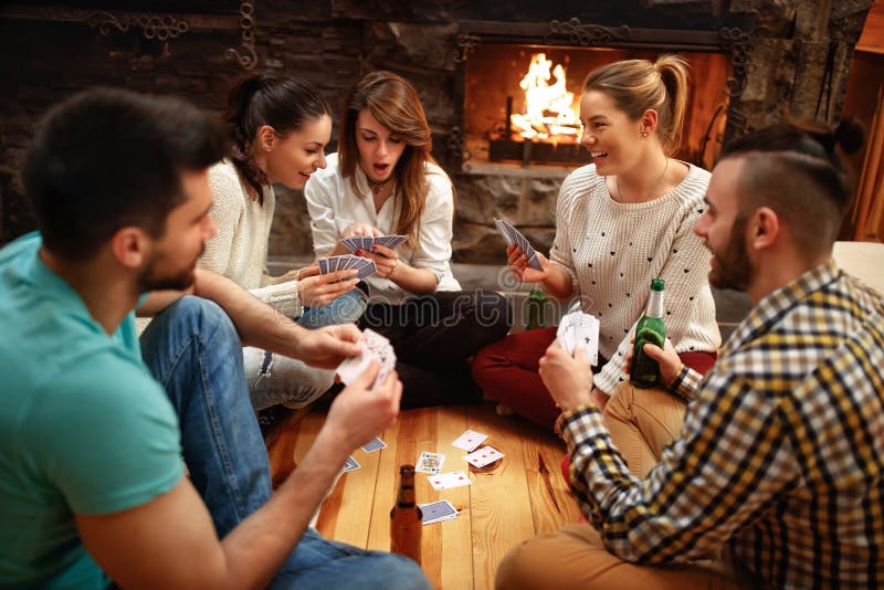 Naipes de la gente joven el vacaciones de invierno foto de archivo Naipes de la gente joven el vacaciones de invierno foto de archivo