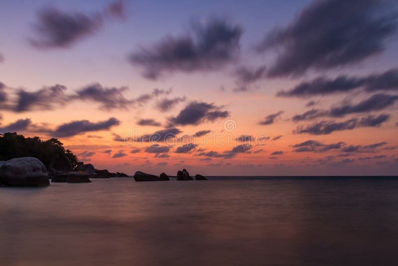 Naissez au-dessus de la mer et des roches sur une île tropicale images stock Naissez au-dessus de la mer et des roches sur une île tropicale images stock