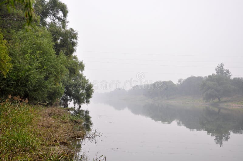 Najaarsrivier met mist in de ochtend stock foto Najaarsrivier met mist in de ochtend stock foto