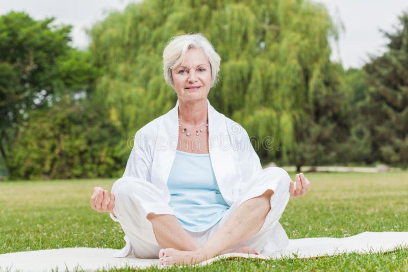 Najlepszy ager kobiety ćwiczy joga mrówki tai chi obraz stock Najlepszy ager kobiety ćwiczy joga mrówki tai chi obraz stock