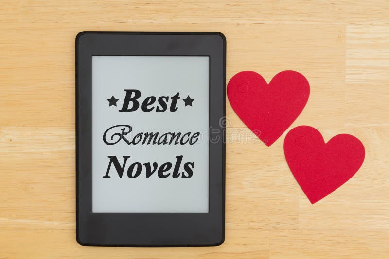 Najlepszy Romansowych powieści tekst na czytelniku na drewnianym biurku z dwa sercami