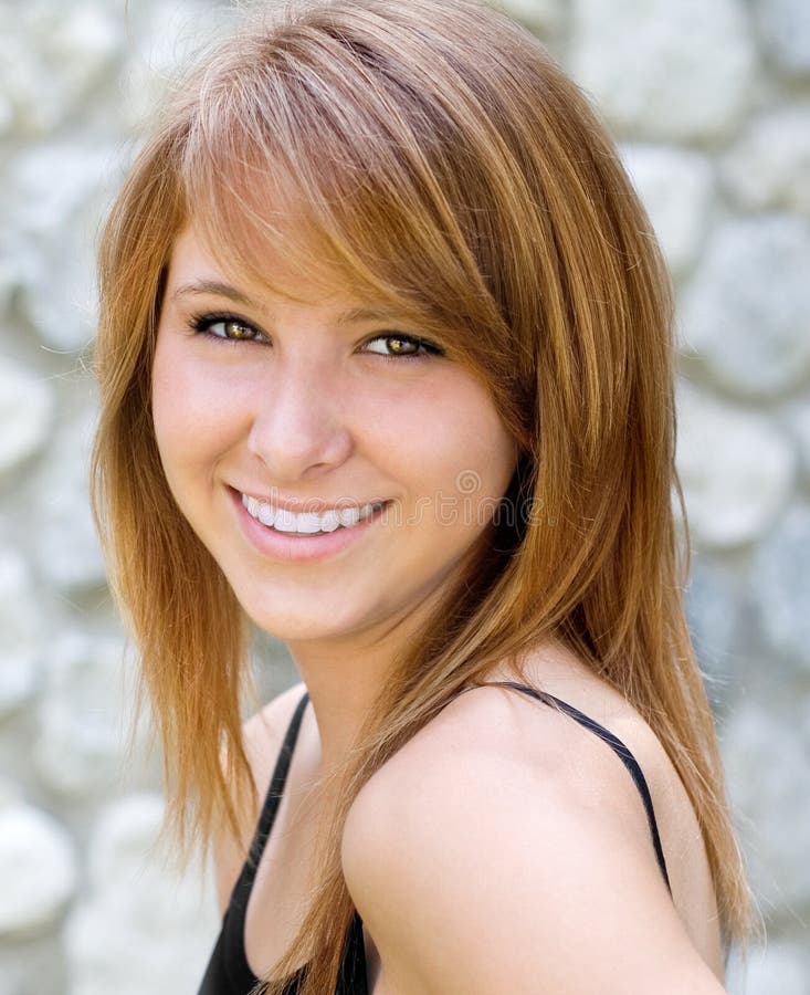 najpiękniejszy portret kobiety uśmiechnięci young zdjęcia royalty free najpiękniejszy portret kobiety uśmiechnięci young zdjęcia royalty free