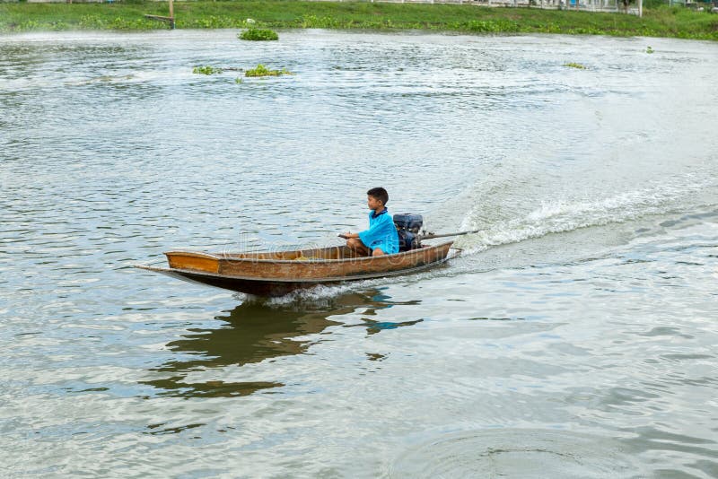 экспедиция на лодке. лодка в шторм. управлять катером. круиз на яхте. яхтинг шторм.