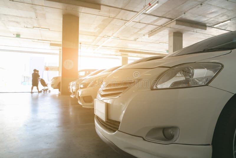 Nakhonratchasima, THAILANDIA DEC 22, 2019 : Chiusura della parte posteriore o anteriore del veicolo bianco in zona di parcheggio fotografia stock Nakhonratchasima, THAILANDIA DEC 22, 2019 : Chiusura della parte posteriore o anteriore del veicolo bianco in zona di parcheggio fotografia stock