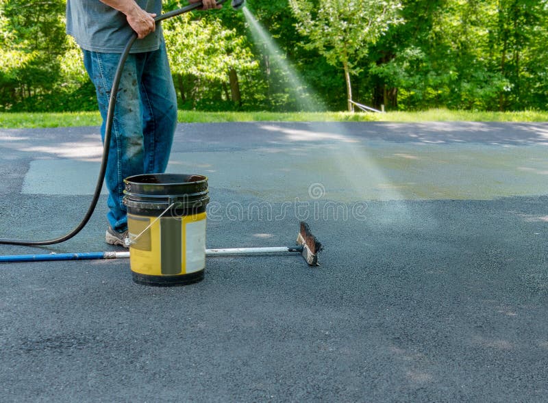 Nalewać asfaltowego sealant na podjeździe