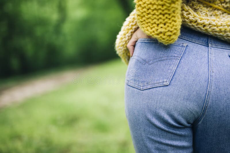 Nalgas De La Mujer En Tejanos Foto de archivo - Imagen de provocativo