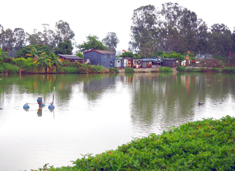 Nam Sang Wai Fishing Village vicino allo stagno fotografia stock libera da diritti Nam Sang Wai Fishing Village vicino allo stagno fotografia stock libera da diritti