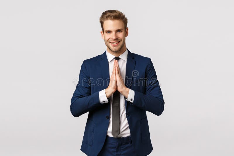 Namaste De beaux jeunes hommes d'affaires caucasiens saluent leurs partenaires asiatiques, se tiennent la main en priant image stock Namaste De beaux jeunes hommes d'affaires caucasiens saluent leurs partenaires asiatiques, se tiennent la main en priant image stock