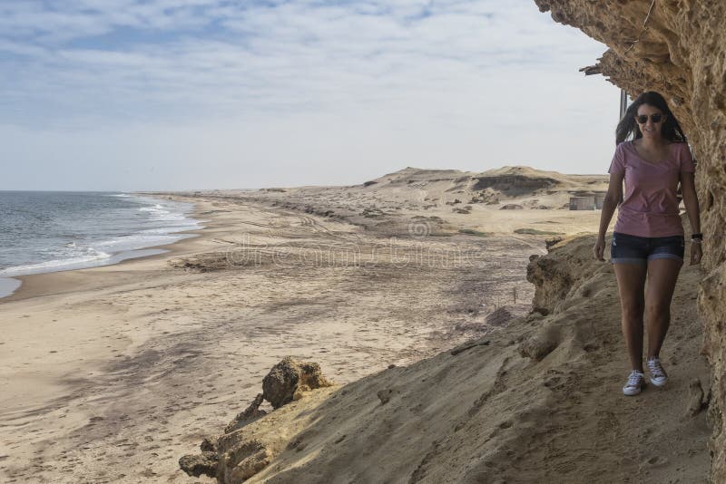 NAMIBE/ANGOLA 02NOV2018-Young dziewczyna chodzi na jar ścieżce dziką Namibe plażą Angola africa obraz royalty free NAMIBE/ANGOLA 02NOV2018-Young dziewczyna chodzi na jar ścieżce dziką Namibe plażą Angola africa obraz royalty free