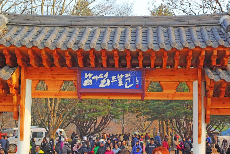 NAMISEOM - 26 DE NOVIEMBRE: Los turistas visitan al coreano tradicional c foto de archivo libre de regalías NAMISEOM - 26 DE NOVIEMBRE: Los turistas visitan al coreano tradicional c foto de archivo libre de regalías