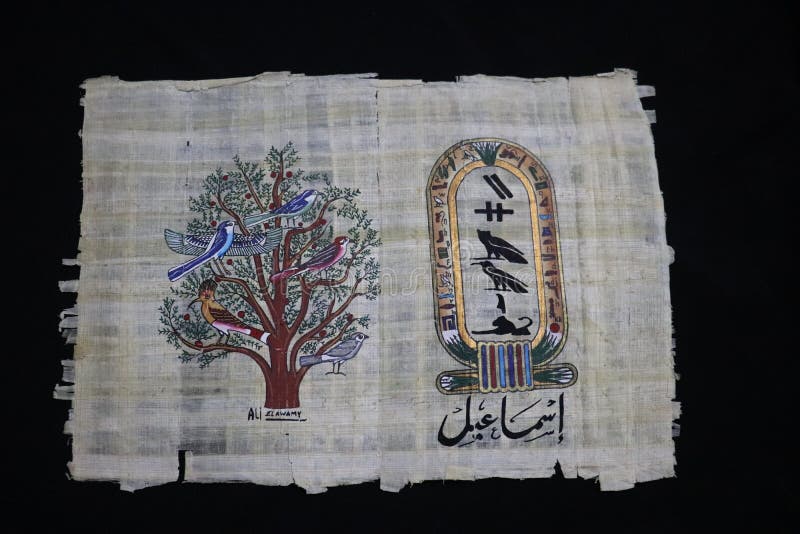 Namnet är skrivet på papper i hieroglyfiska och arabiska bokstäver royaltyfri bild