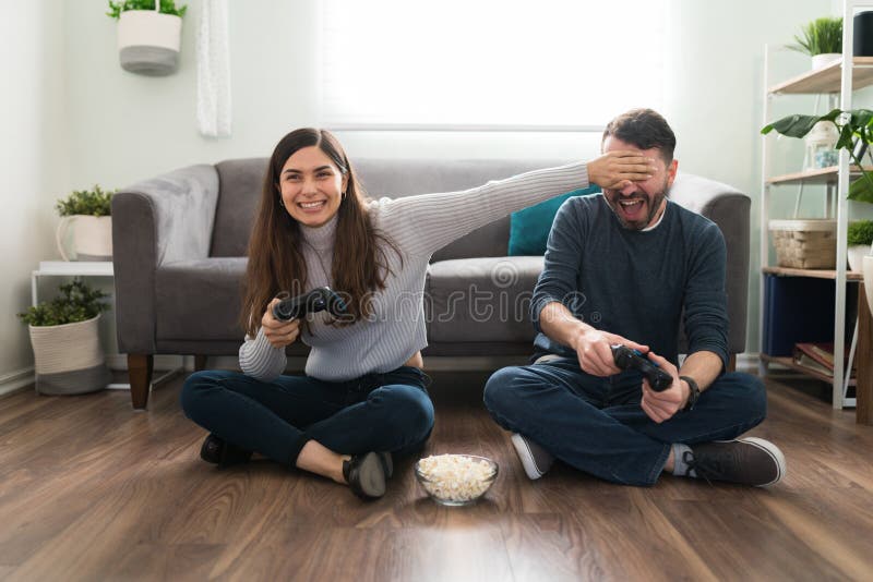 Alegre namorado e namorada jogando videogame para ganhar. casal