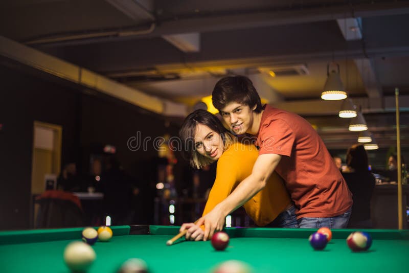 Jovem Casal Em Sala De Bilhar. Namorado Ensinando Sua Namorada a Jogar  Bilhar Imagem de Stock - Imagem de boate, feriado: 212990253