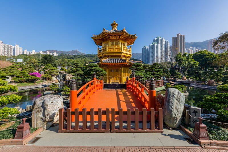 Nan Lian trädgård, kinesisk klassisk trädgård, guld- paviljong av perfektion i Nan Lian Garden, Hong Kong arkivfoto Nan Lian trädgård, kinesisk klassisk trädgård, guld- paviljong av perfektion i Nan Lian Garden, Hong Kong arkivfoto