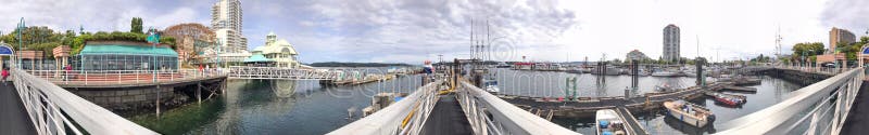 NANAIMO KANADA - AUGUSTI 14, 2017: Stadshamn med turister n arkivbilder NANAIMO KANADA - AUGUSTI 14, 2017: Stadshamn med turister n arkivbilder