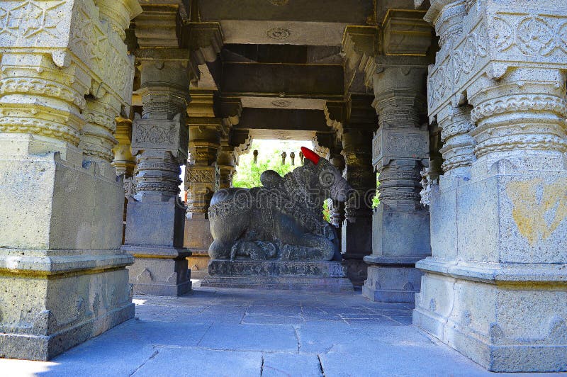 Nandi Bull bij Sangameshwar-tempel dichtbij Saswad, Pune, Maharashtra royalty-vrije stock foto's Nandi Bull bij Sangameshwar-tempel dichtbij Saswad, Pune, Maharashtra royalty-vrije stock foto's