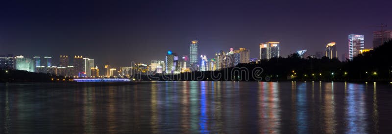 NANNING, CINA - 18 SETTEMBRE: Vista alla città moderna di affari fotografie stock NANNING, CINA - 18 SETTEMBRE: Vista alla città moderna di affari fotografie stock