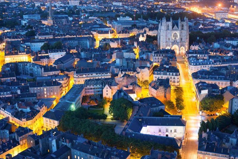 Nantes-Stadt nachts Sommer