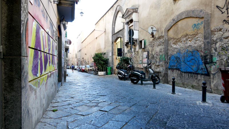 Napels italië beeld van saint chiara typische straat