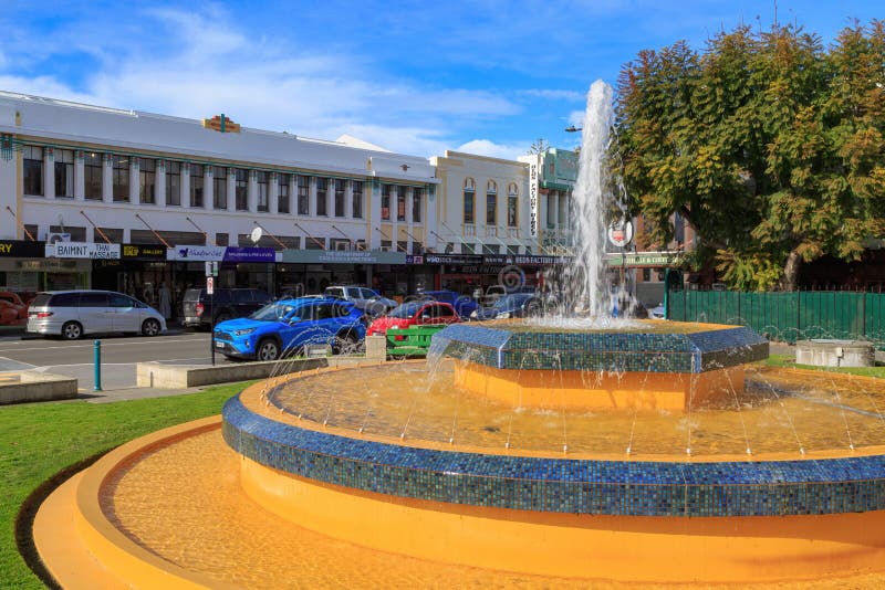 Napier nouvelle-zélande. la fontaine de trait et les bâtiments de la rue hastings