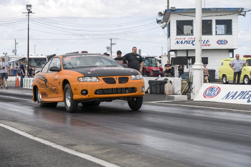 Drag racing editorial photo. Image of cars, competitor 118747111