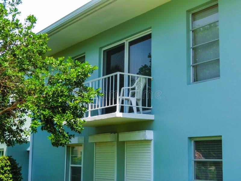Naples, Etats-Unis - 8 mai 2018 : Extérieur d'un bâtiment moderne à deux étages de station de vacances à Naples, la Floride photo libre de droits Naples, Etats-Unis - 8 mai 2018 : Extérieur d'un bâtiment moderne à deux étages de station de vacances à Naples, la Floride photo libre de droits