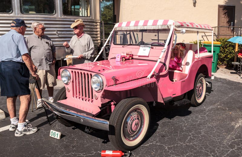  Pink Barbie Jeep en la segunda exhibición anual de autos clásicos de Naples Depot Foto editorial