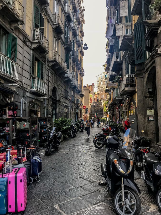 Naples Italien - September 4 - 2018: Sikt av gatalyfe och fattiga hus i Naples royaltyfri foto Naples Italien - September 4 - 2018: Sikt av gatalyfe och fattiga hus i Naples royaltyfri foto