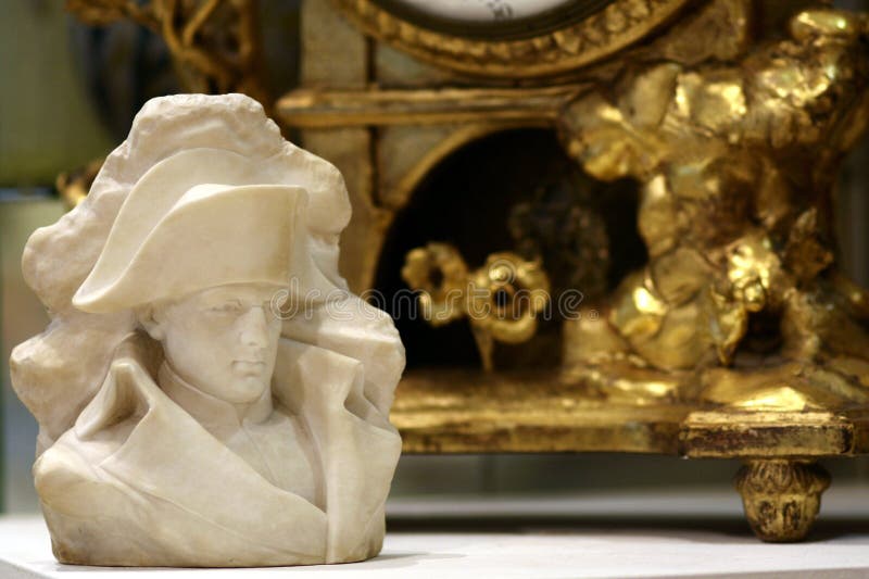Napoleon Bonaparte-mislukking, gouden antieke klokachtergrond stock fotografie Napoleon Bonaparte-mislukking, gouden antieke klokachtergrond stock fotografie