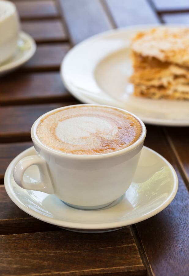 Kaffee Und Kuchen Im Garten Des Caf?s Stockfoto Bild von