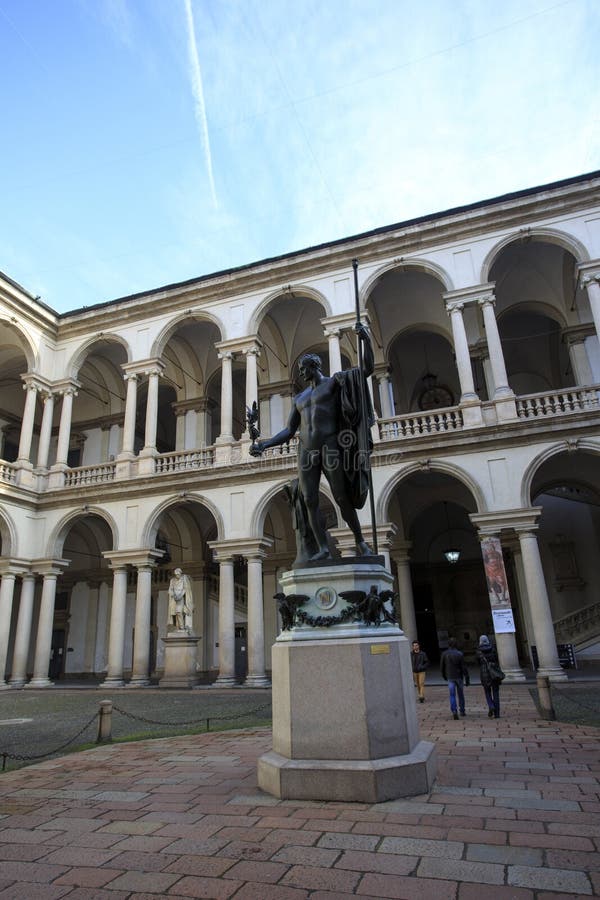 Napoleon statua wokoło i niektóre ludzie zdjęcia stock Napoleon statua wokoło i niektóre ludzie zdjęcia stock